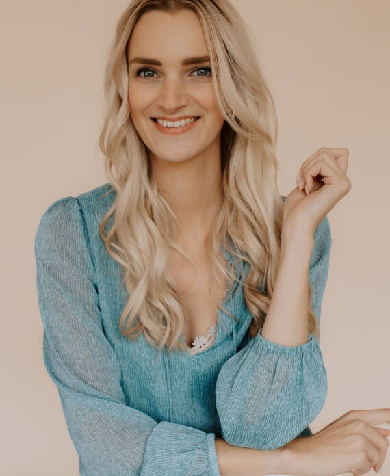 Anouk, fotograaf van Studio Samsam, met blond golvend haar in een blauwe jurk.