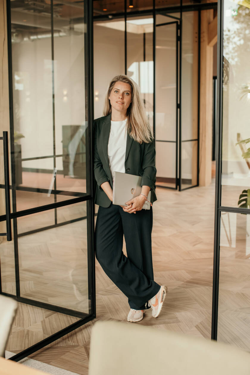 Nancy Doesburg bij raam – zakelijke portretfotografie branding shoot