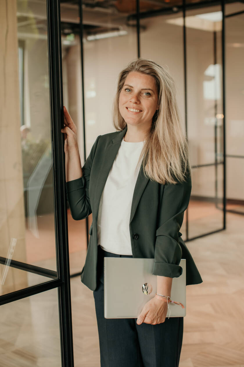 Blonde zakenvrouw met laptop in kantoor – bedrijfsreportage door Studio SamSam