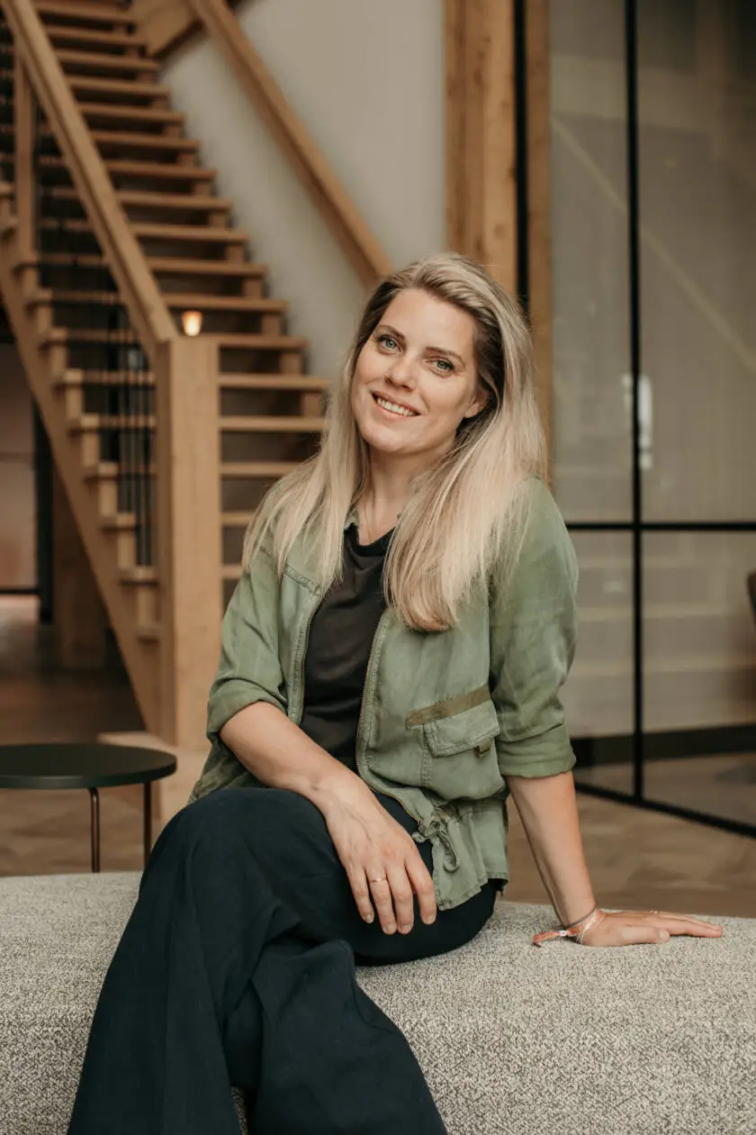 Nancy Doesburg lacht tijdens werk – zakelijke branding shoot