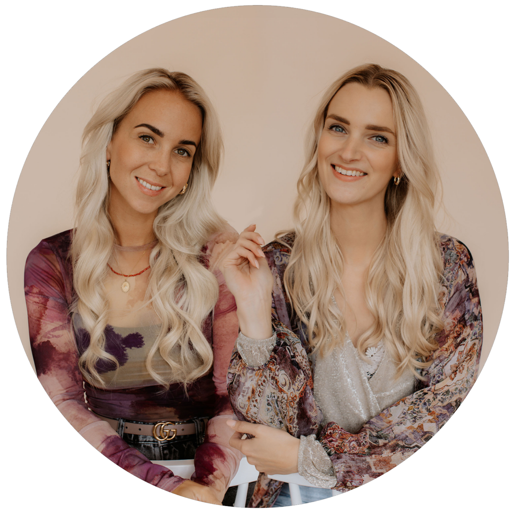 Esmee en Anouk, fotografen van Studio Samsam, lachend samen op de foto.