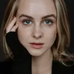 Portret close-up van 19-jarige blonde vrouw met blauwe ogen – studiofotografie