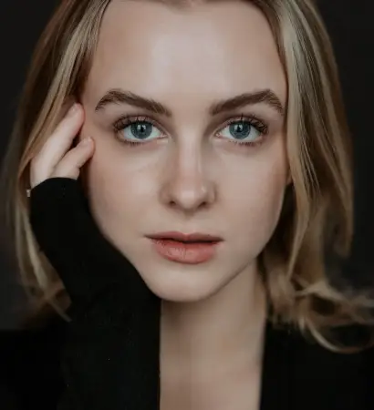 Portret close-up van 19-jarige blonde vrouw met blauwe ogen – studiofotografie