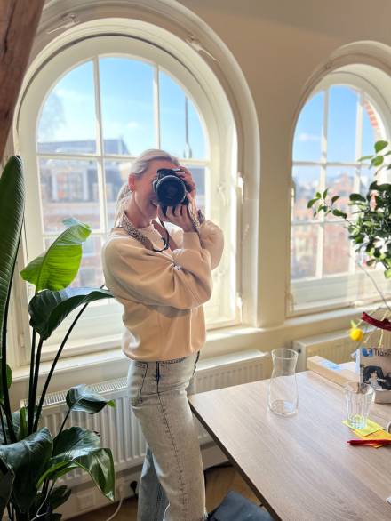 Bedrijfsfotograaf Studio SamSam fotografeert Esmee bij Trainin kantoor