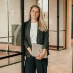 Blonde zakenvrouw met laptop in kantoor – zakelijke portretfotografie door Studio SamSam