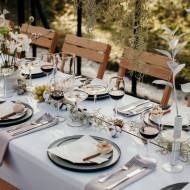 Gedekte bruiloftstafel met bloemen en elegant servies in Paviljoen Puur, Diemen