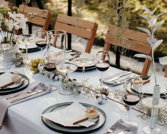 Gedekte bruiloftstafel met bloemen en elegant servies in Paviljoen Puur, Diemen